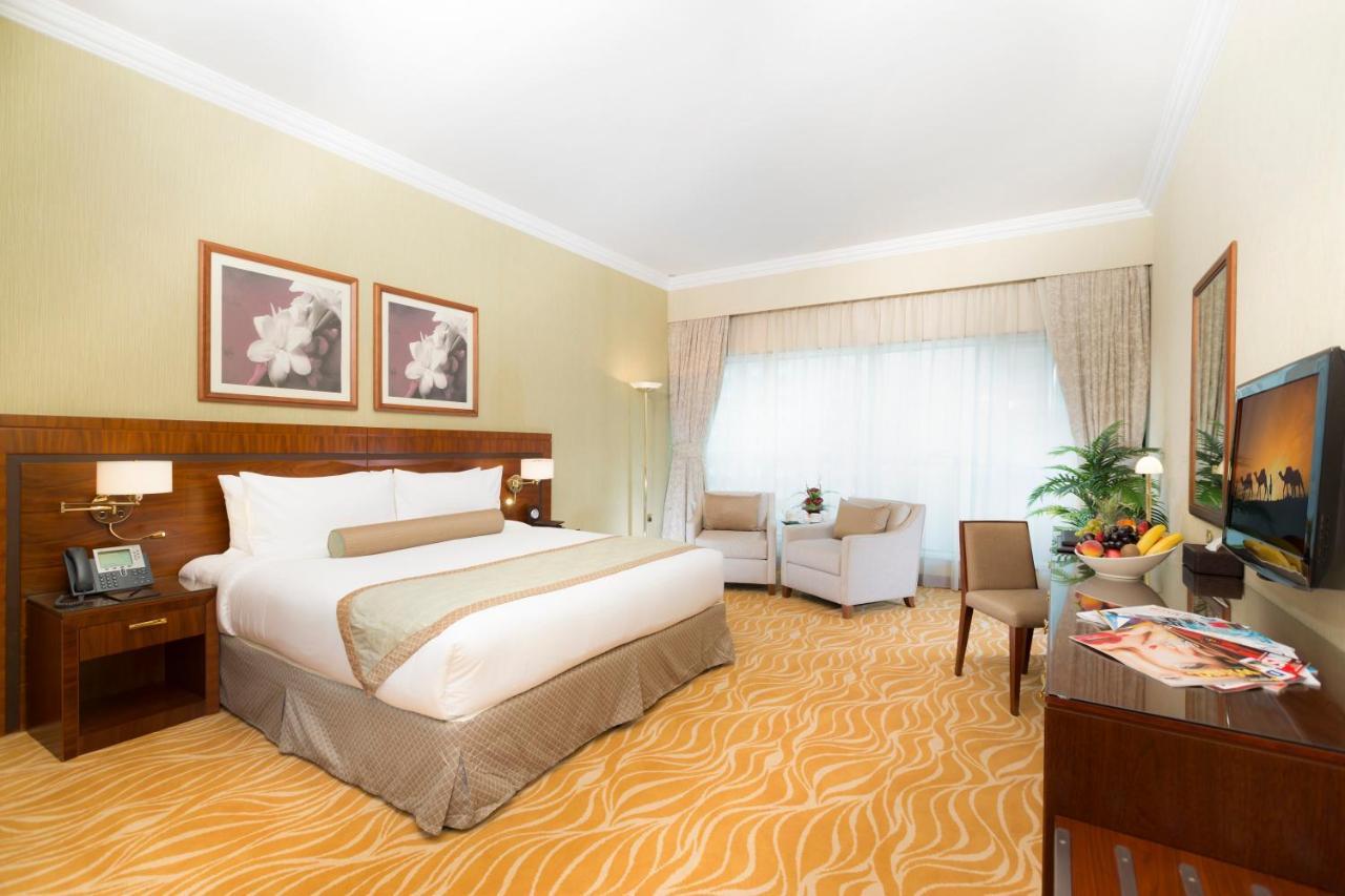 Grand Mercure Residencia Abu Dabi Exterior foto A room at the hotel