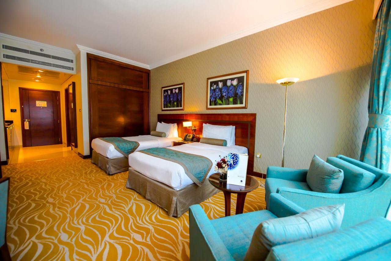 Grand Mercure Residencia Abu Dabi Exterior foto A room at the hotel