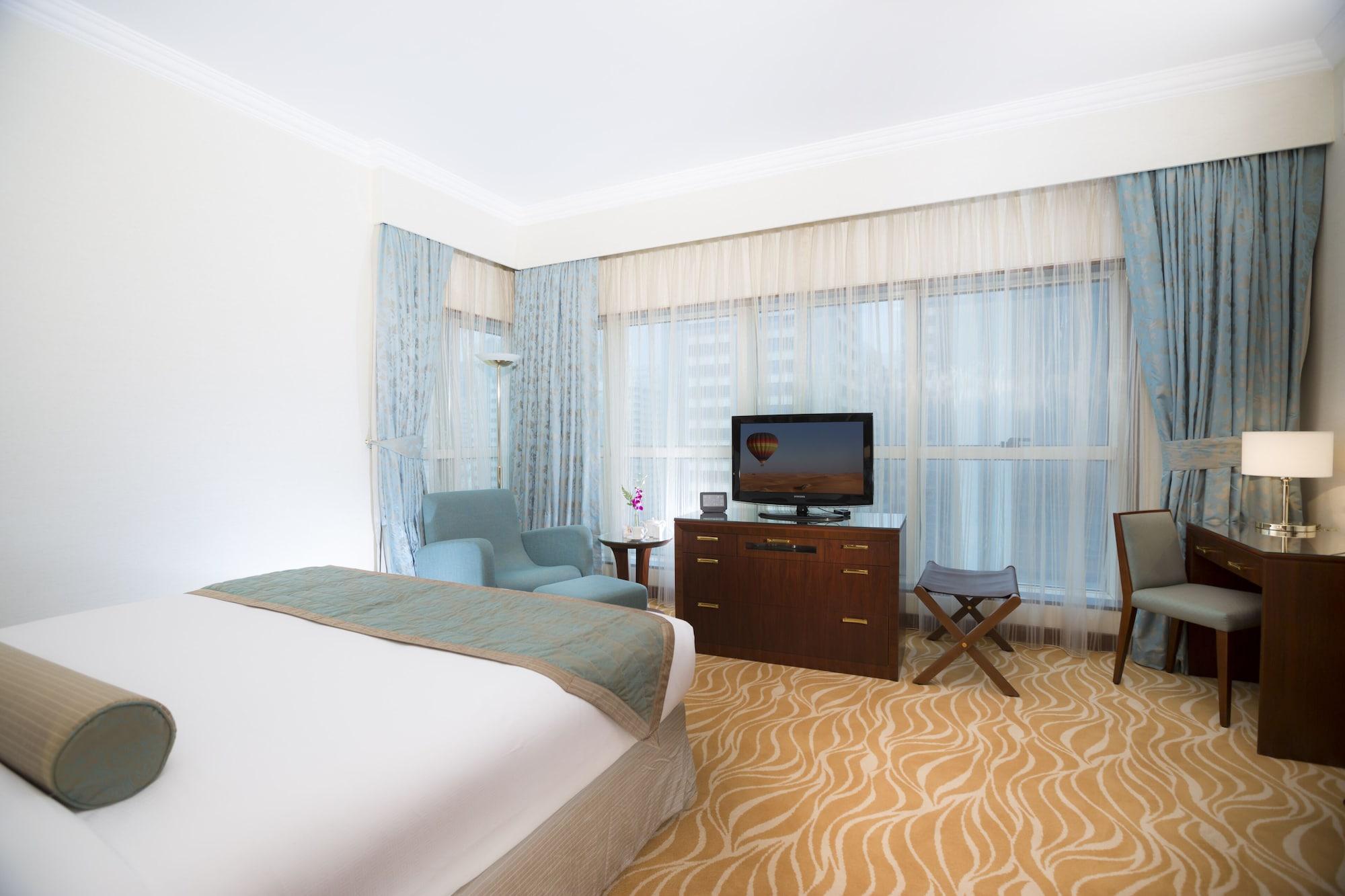 Grand Mercure Residencia Abu Dabi Exterior foto A room at the hotel