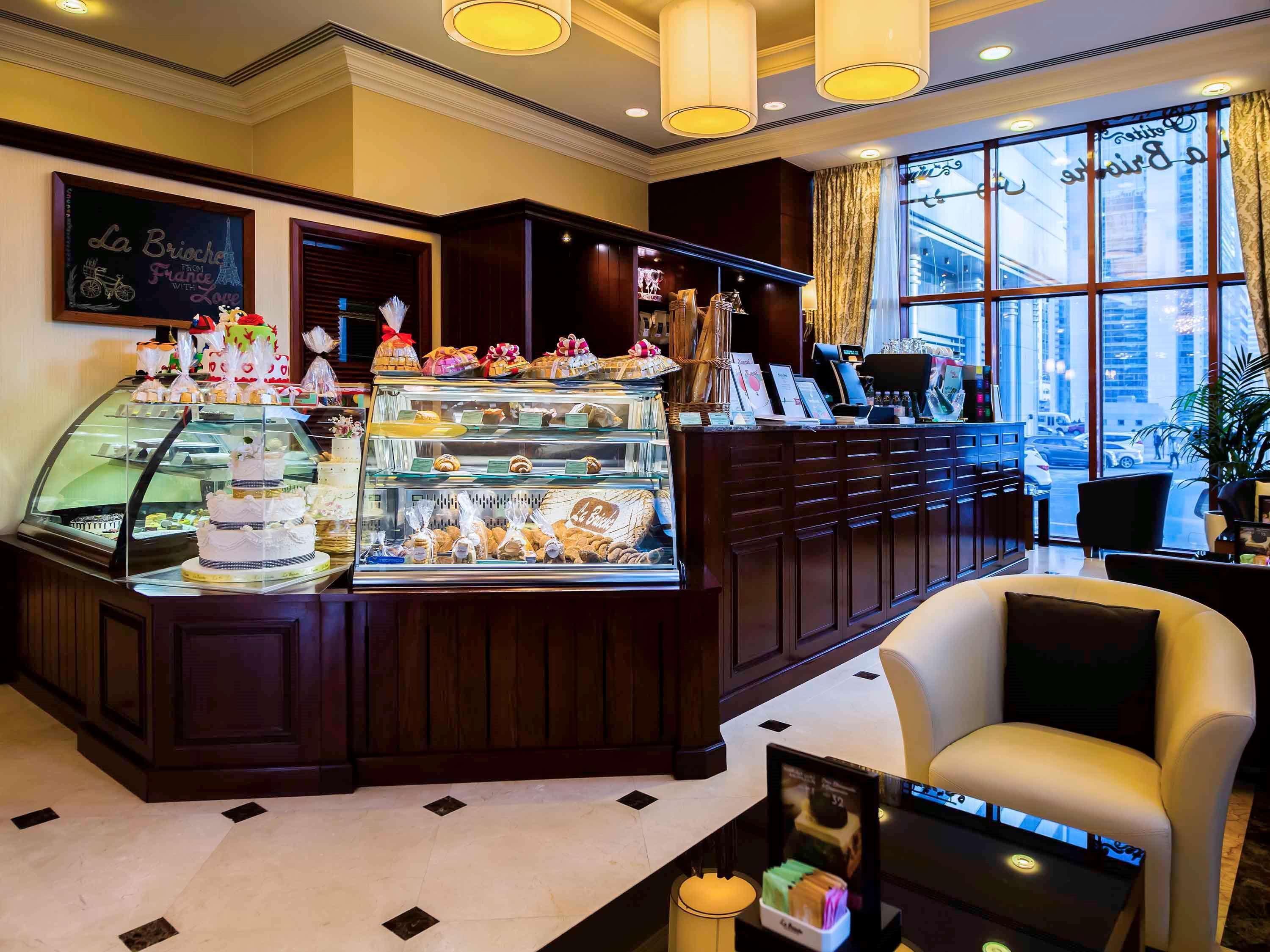 Grand Mercure Residencia Abu Dabi Exterior foto The Café