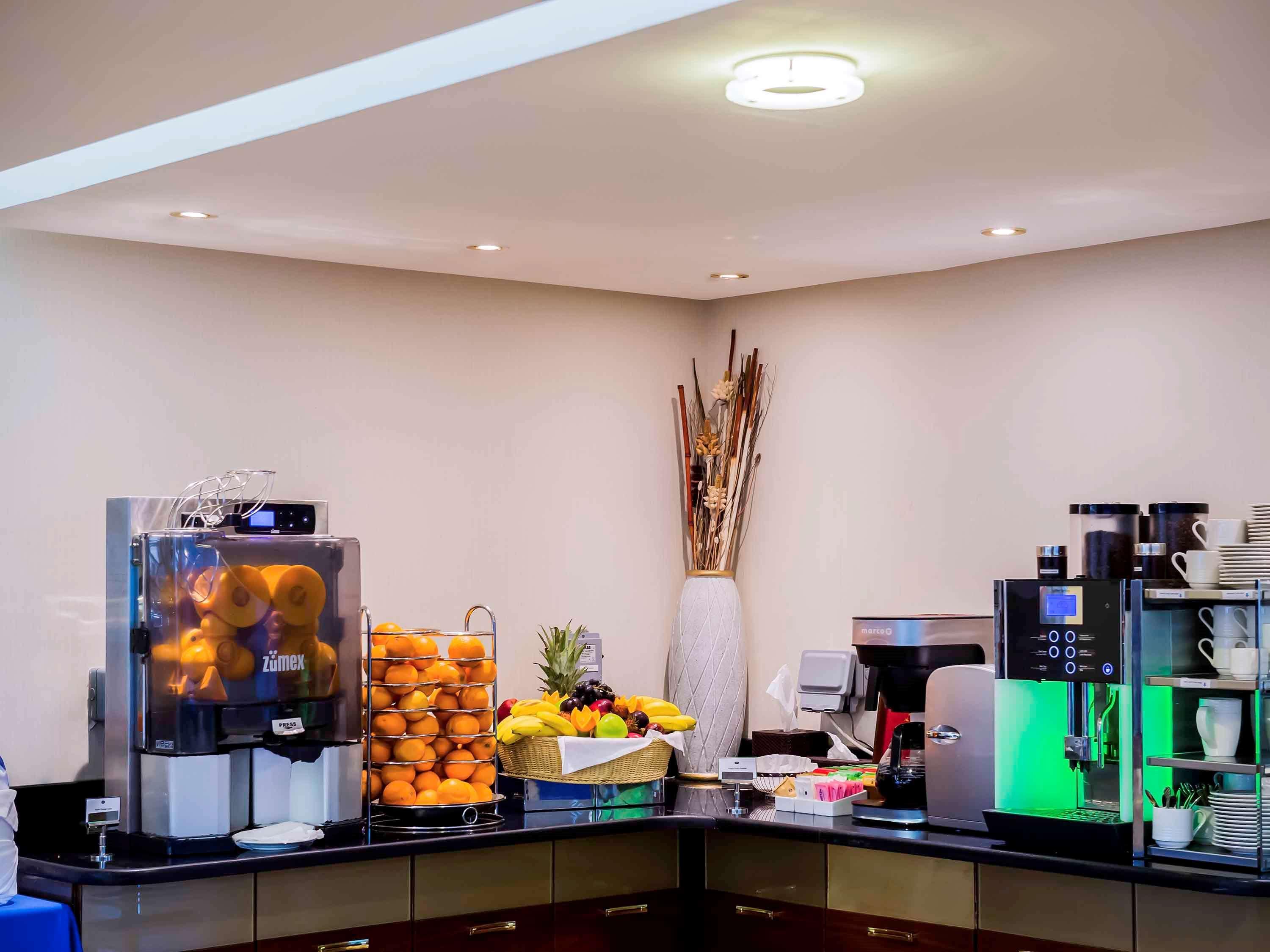 Grand Mercure Residencia Abu Dabi Exterior foto A coffee bar in a hotel