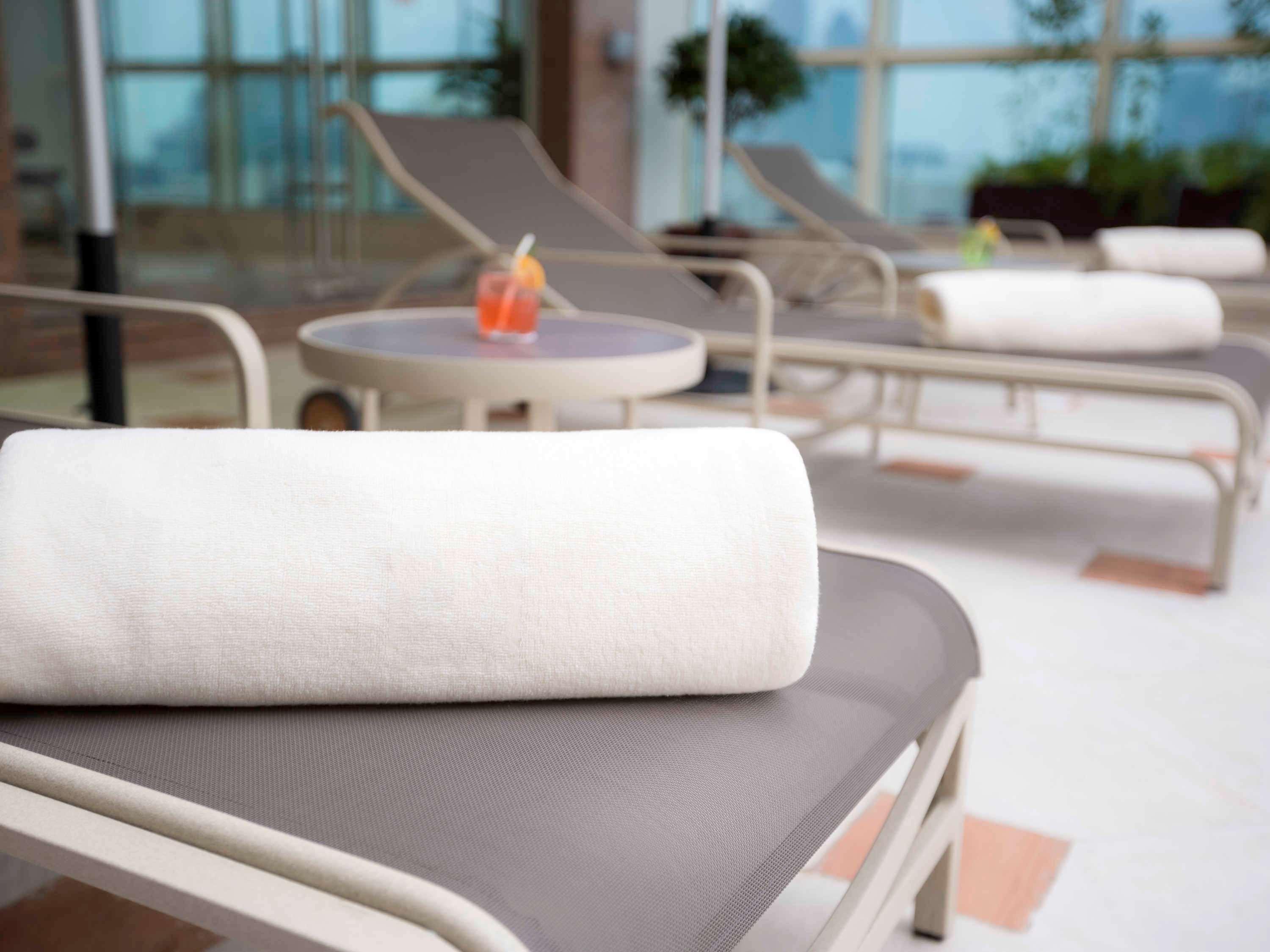 Grand Mercure Residencia Abu Dabi Exterior foto A rolled towel on a lounge chair