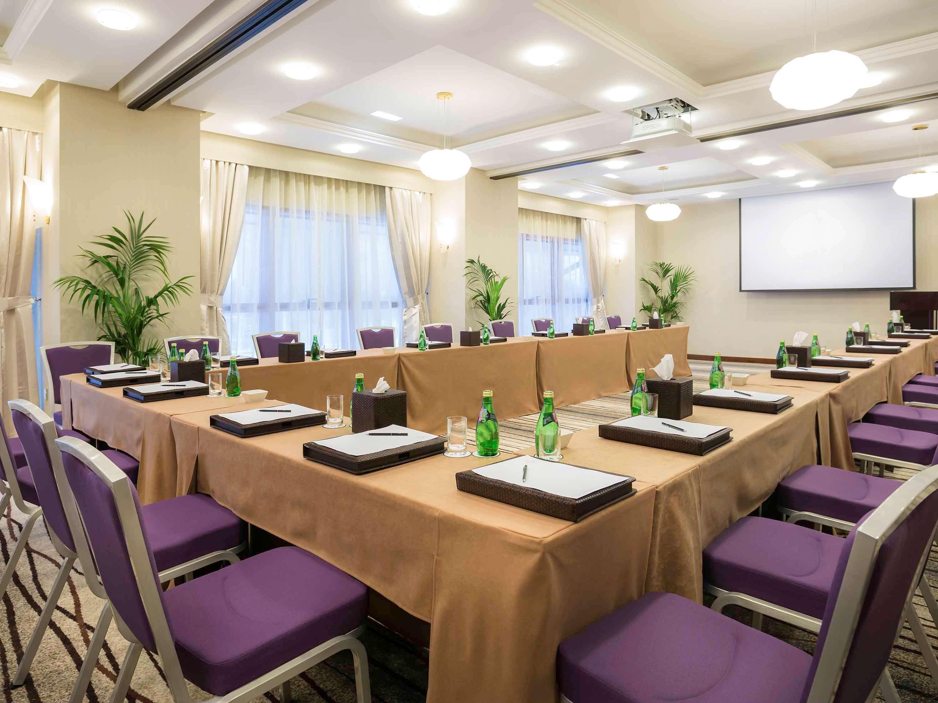 Grand Mercure Residencia Abu Dabi Exterior foto Meeting room