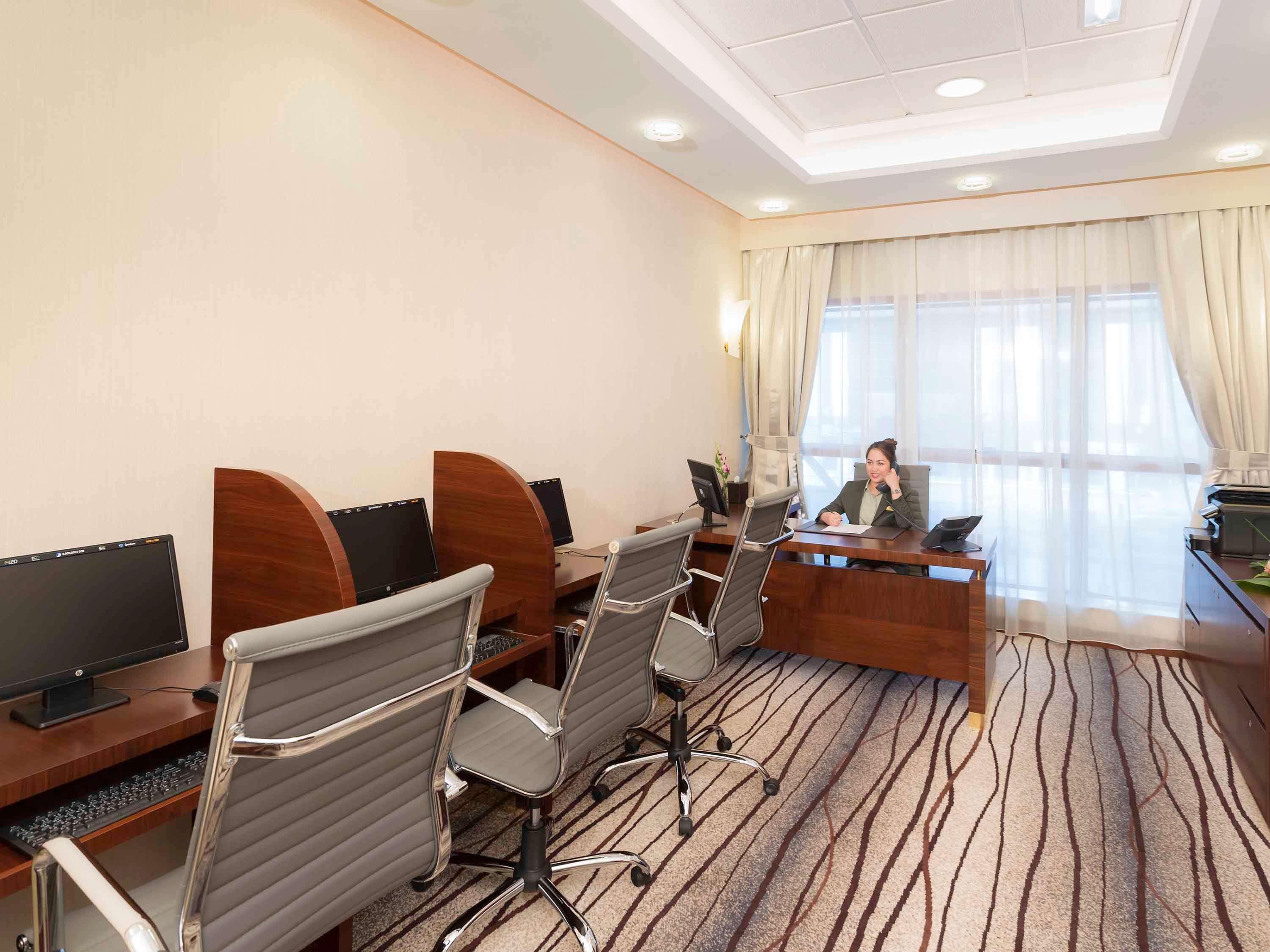 Grand Mercure Residencia Abu Dabi Exterior foto Business Center