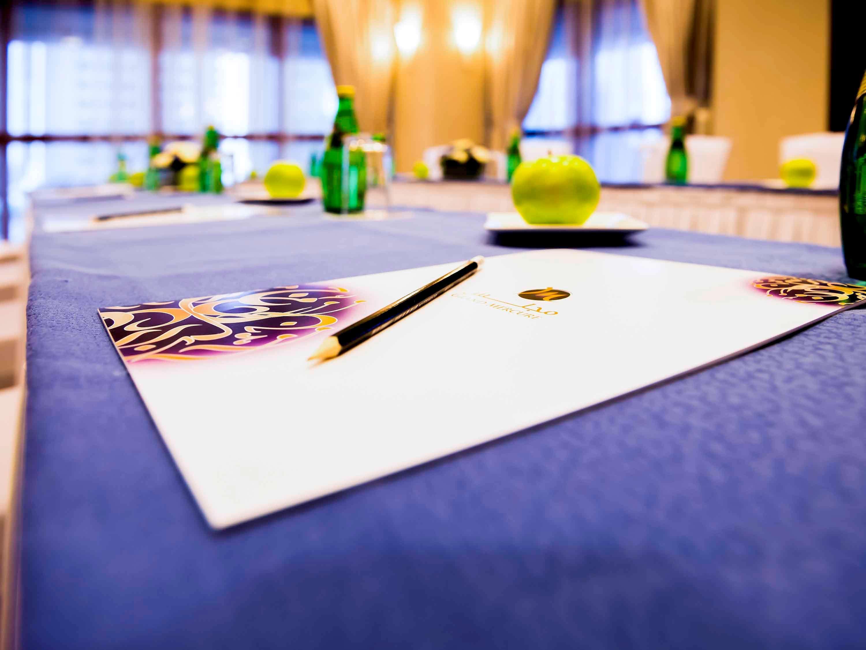 Grand Mercure Residencia Abu Dabi Exterior foto A pen and a notepad on a table