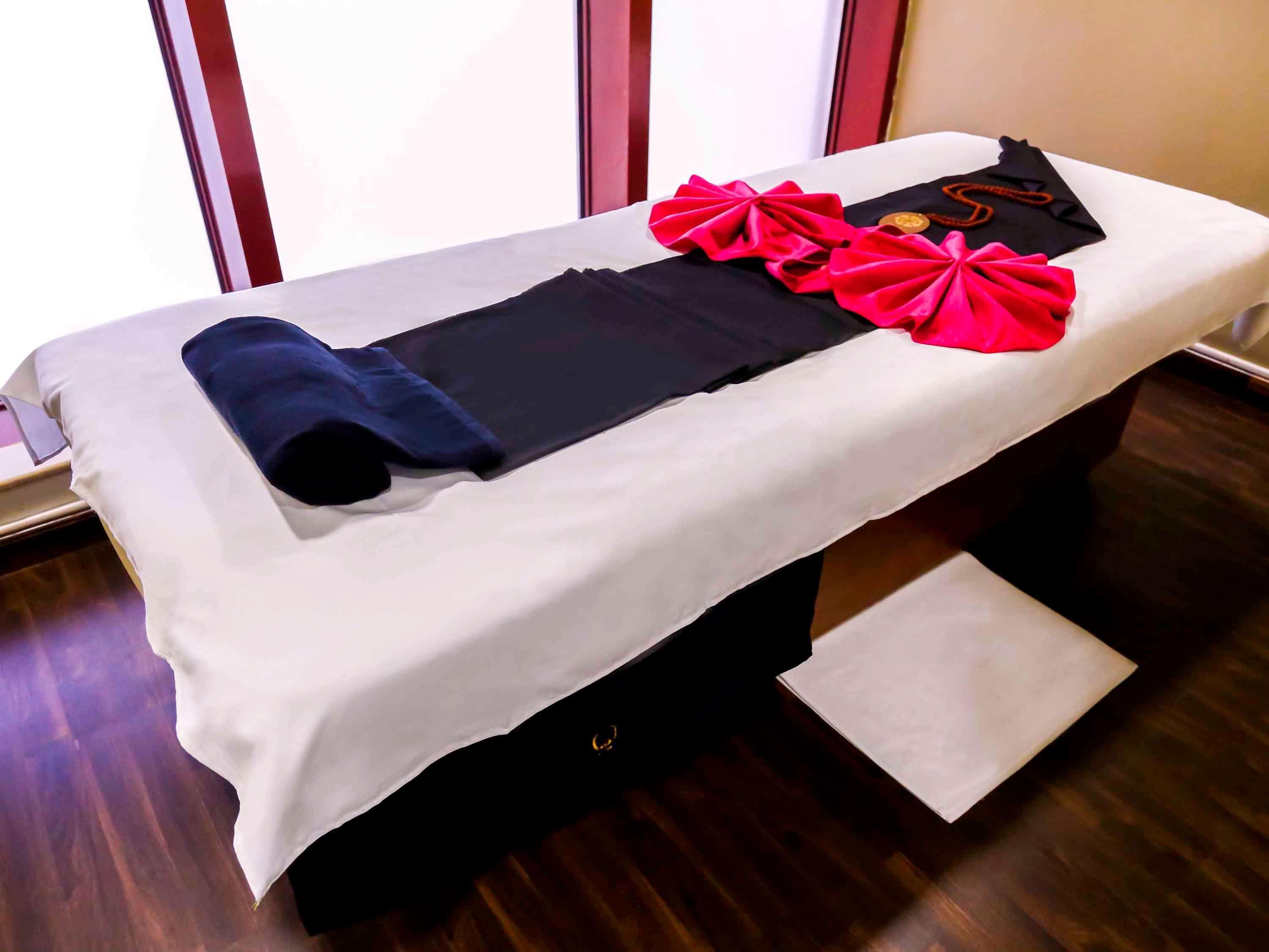 Grand Mercure Residencia Abu Dabi Exterior foto A massage table