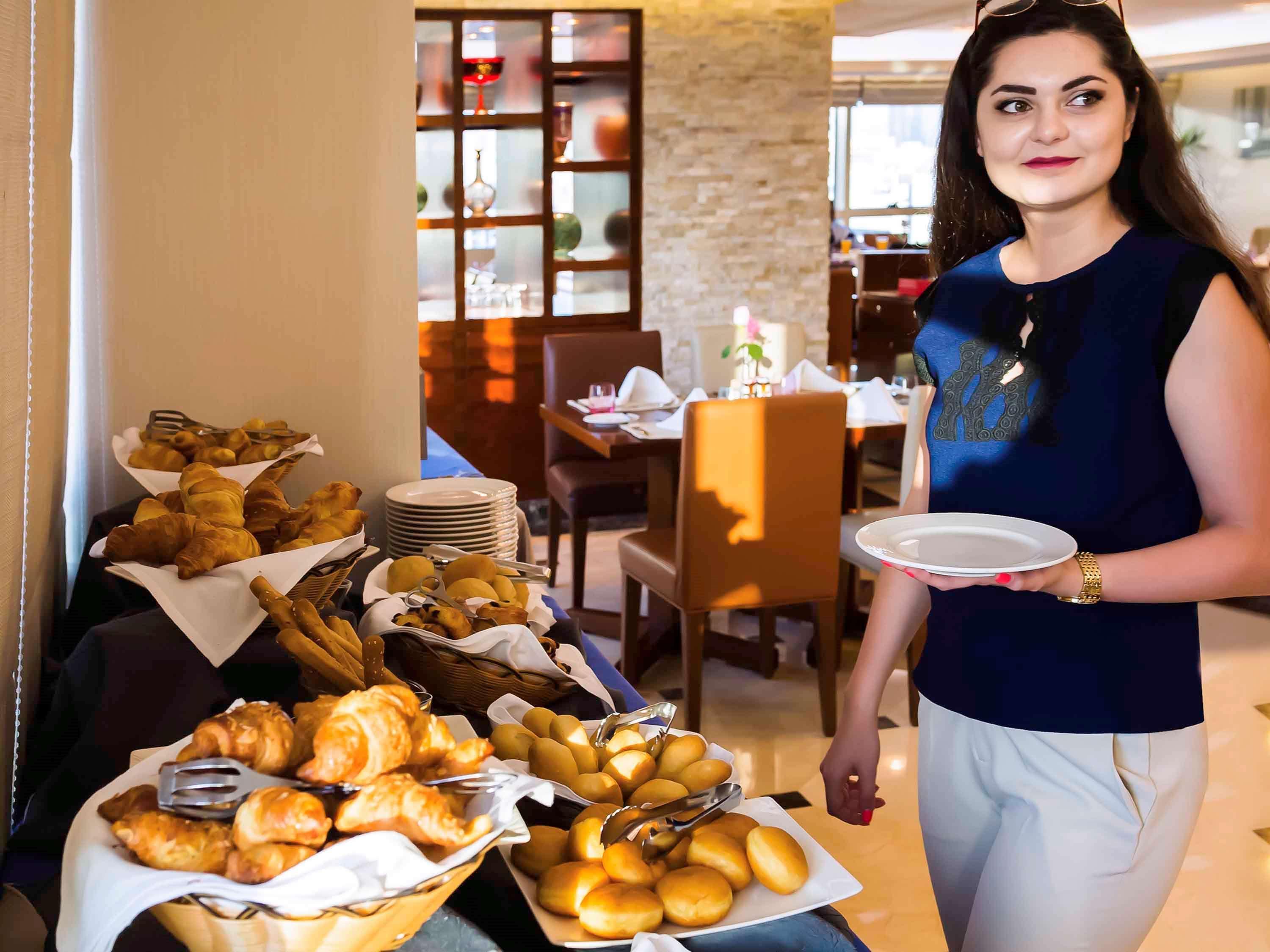Grand Mercure Residencia Abu Dabi Exterior foto A hotel staff serving food