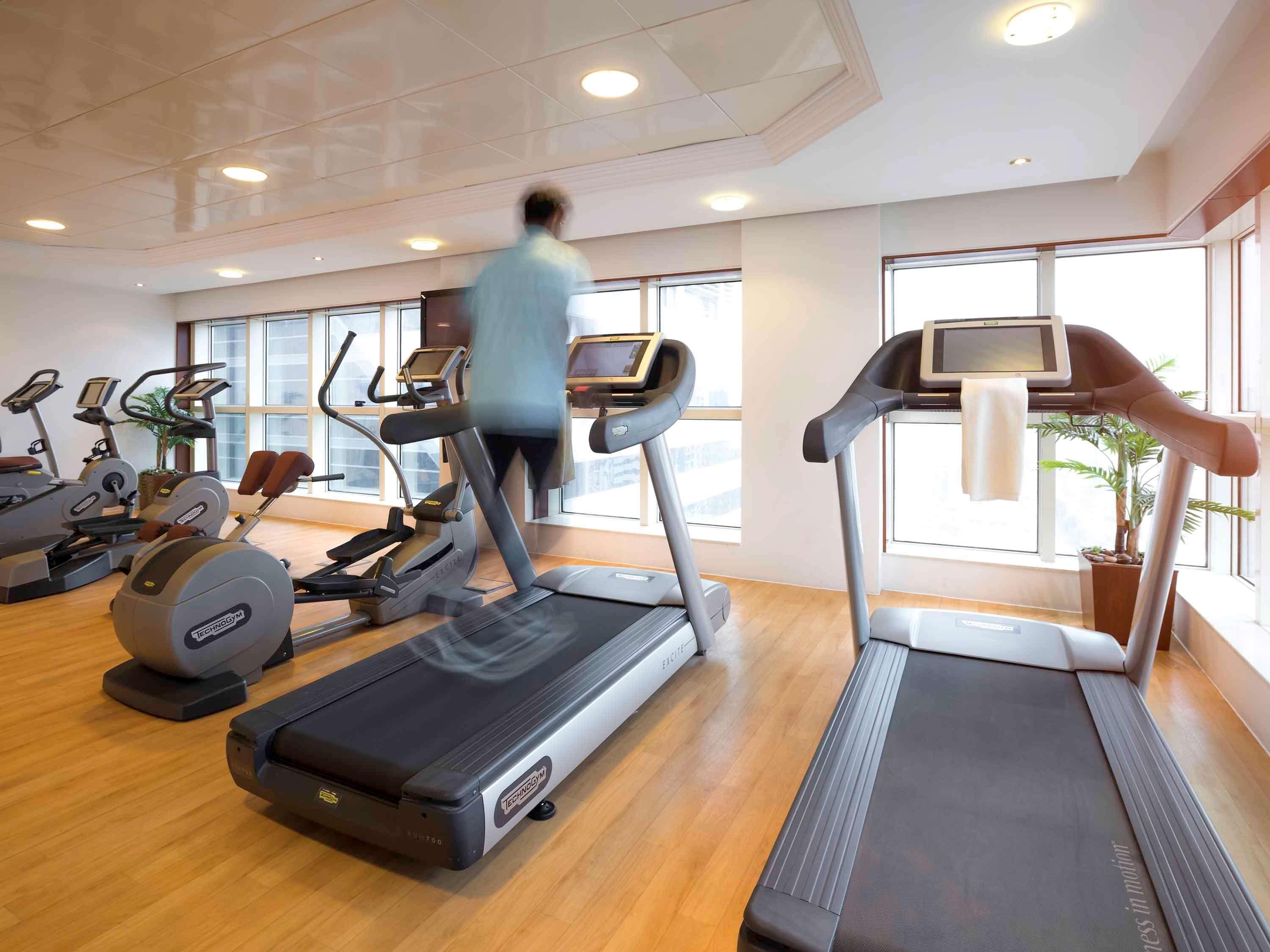 Grand Mercure Residencia Abu Dabi Exterior foto A treadmill