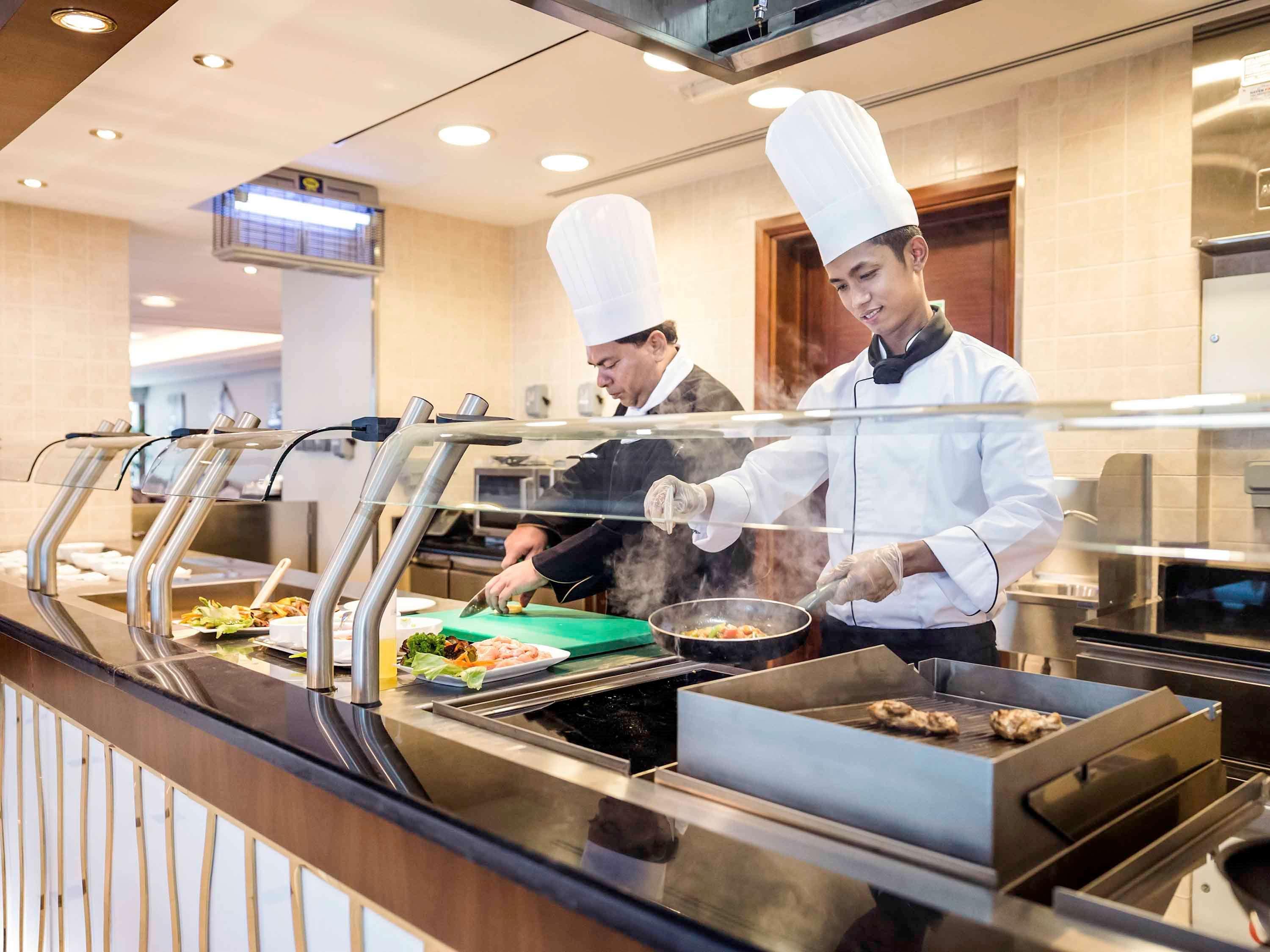 Grand Mercure Residencia Abu Dabi Exterior foto A buffet at a hotel