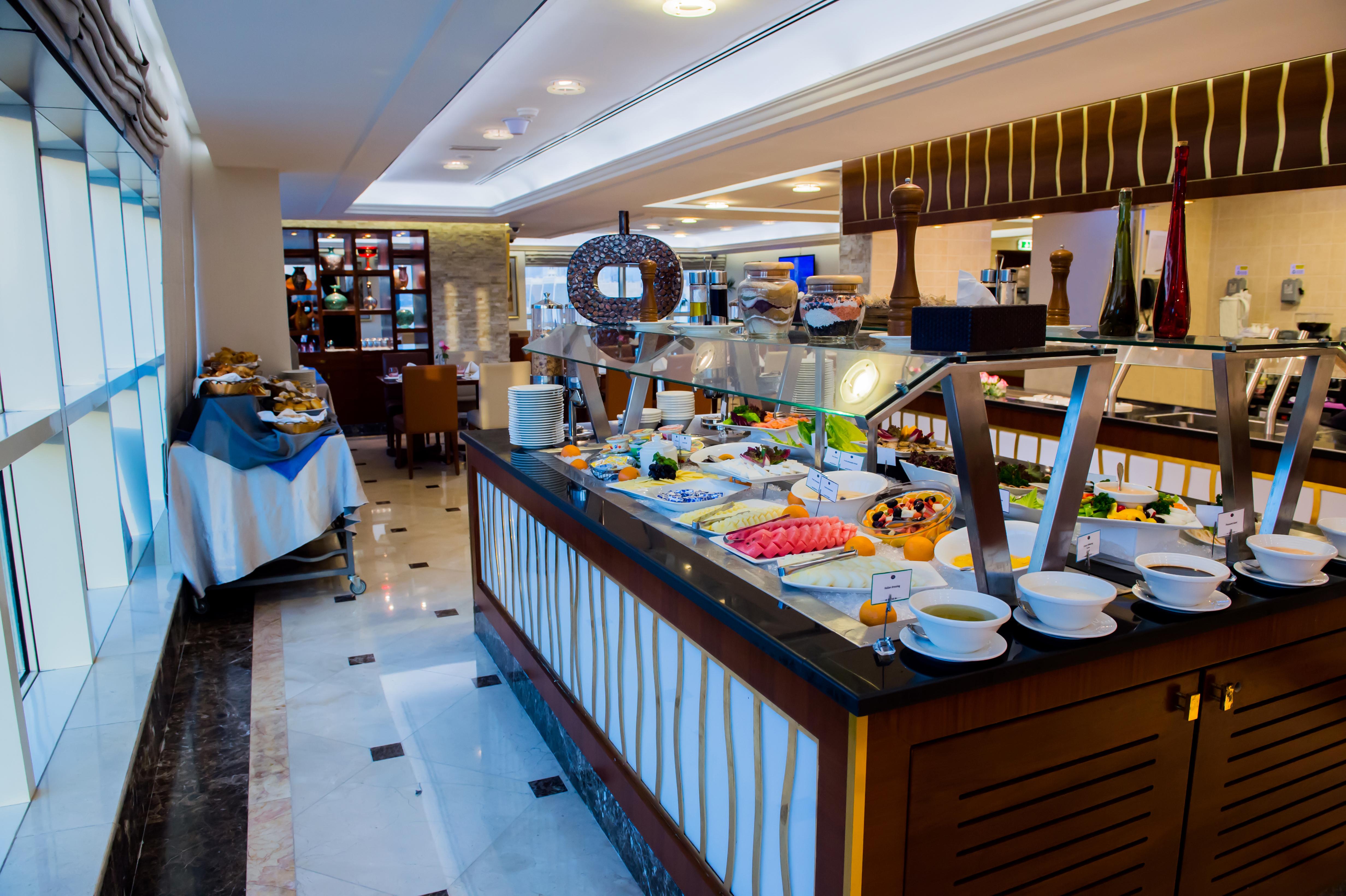 Grand Mercure Residencia Abu Dabi Exterior foto The buffet at the hotel