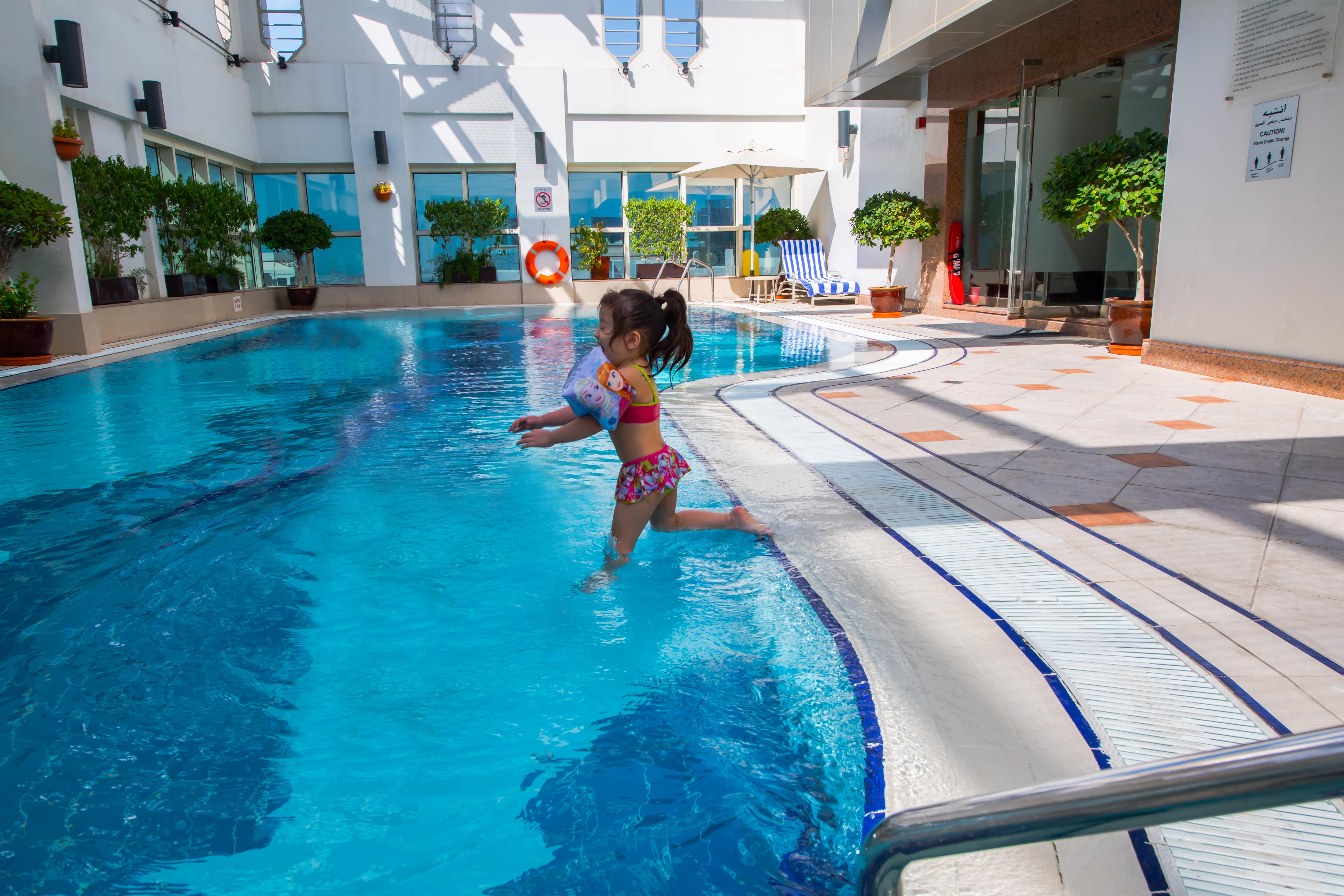 Grand Mercure Residencia Abu Dabi Exterior foto Swimming pool at the hotel