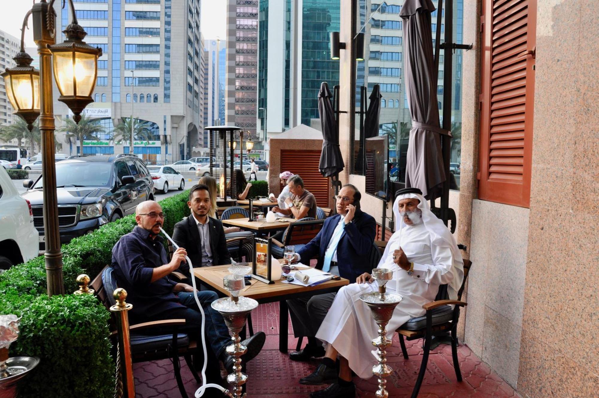 Grand Mercure Residencia Abu Dabi Exterior foto A coffeehouse in Dubai