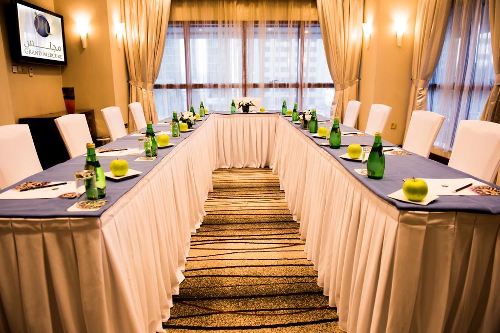 Grand Mercure Residencia Abu Dabi Exterior foto A meeting room at the hotel