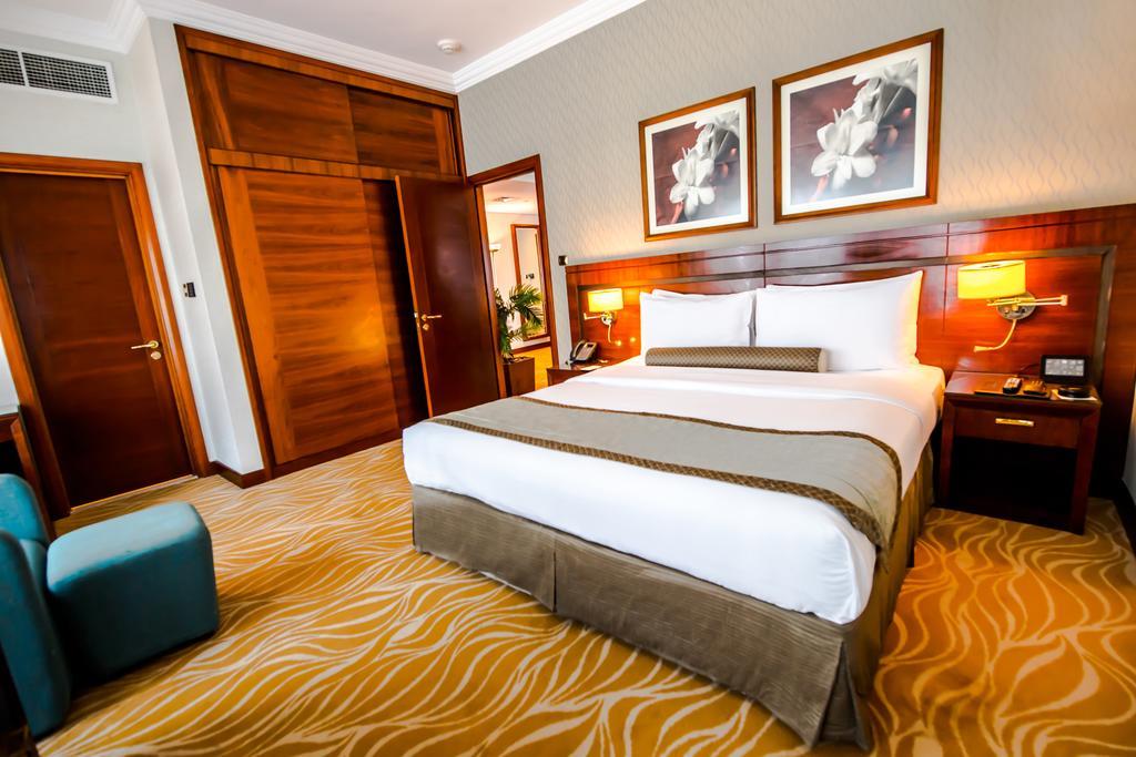 Grand Mercure Residencia Abu Dabi Exterior foto A bedroom at the hotel