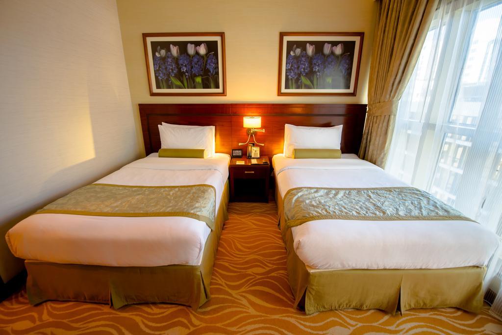 Grand Mercure Residencia Abu Dabi Exterior foto A room at the hotel