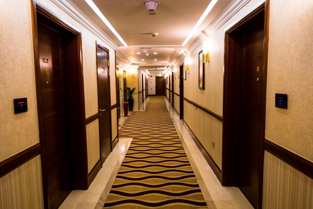 Grand Mercure Residencia Abu Dabi Exterior foto A corridor in a hotel