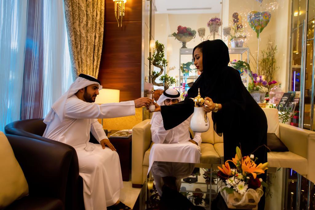 Grand Mercure Residencia Abu Dabi Exterior foto A woman in traditional dress in the United Arab Emirates