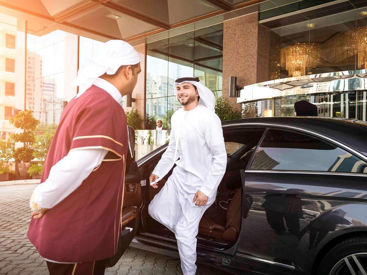 Grand Mercure Residencia Abu Dabi Exterior foto A guest being helped out of a car