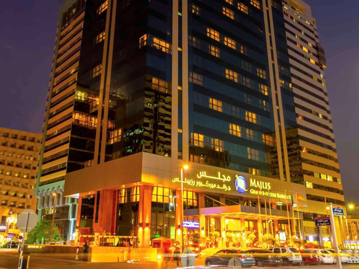 Grand Mercure Residencia Abu Dabi Exterior foto The hotel at night