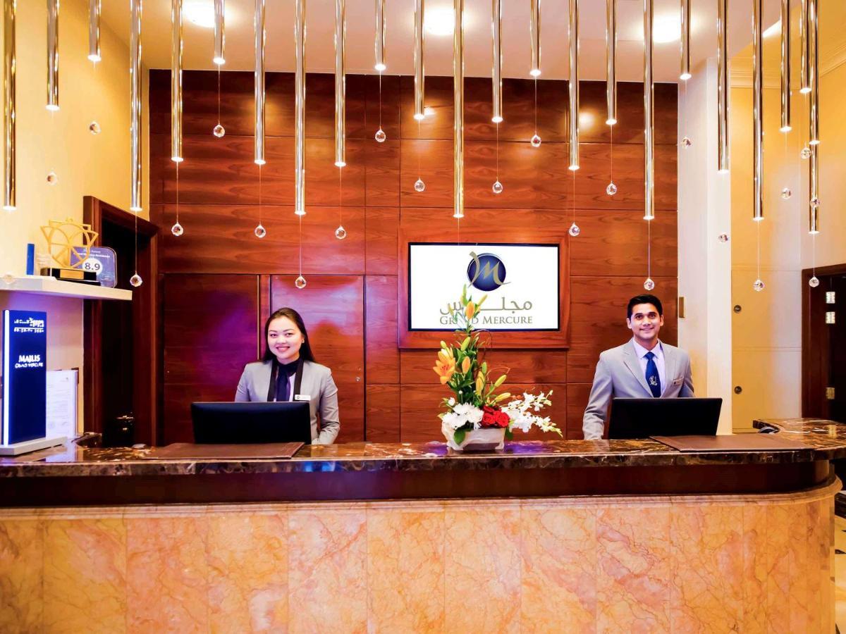 Grand Mercure Residencia Abu Dabi Exterior foto Reception desk at a hotel