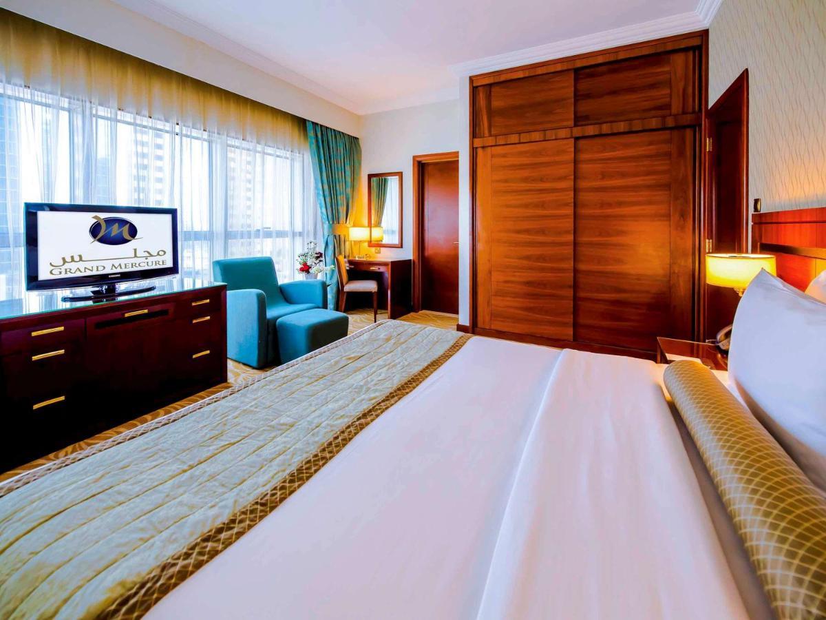 Grand Mercure Residencia Abu Dabi Exterior foto A bedroom at the hotel